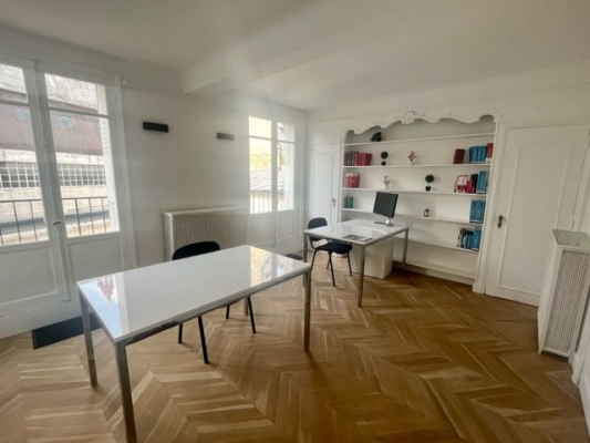 Photo bureau cour 1.jpg